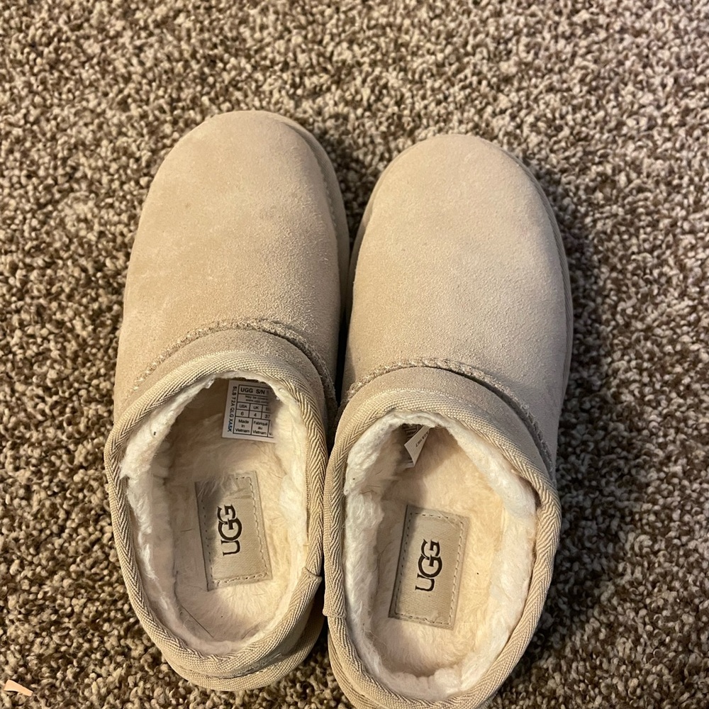 UGG Slip-On Clogs in Light Taupe barely worn